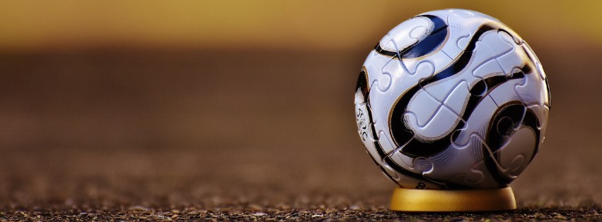 Balón de fútbol en soporte dorado Foto de portada de Facebook